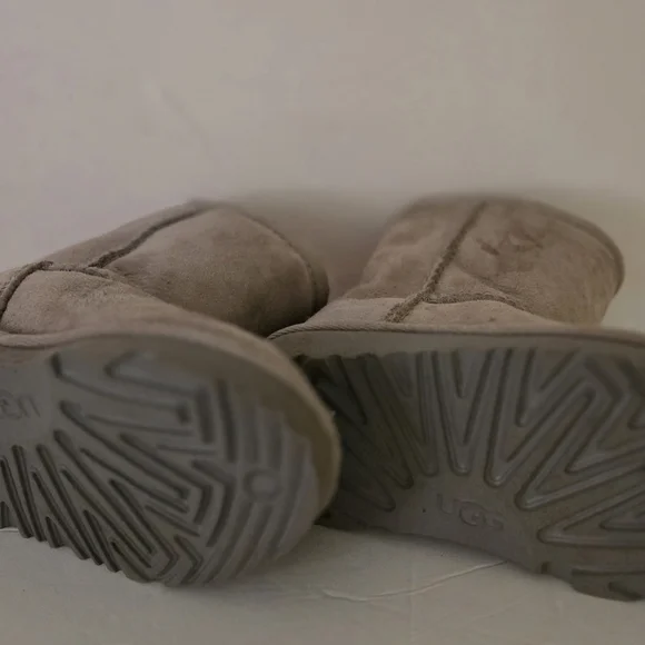 Kids Gray Uggs Size 8 - Picture 4 of 4